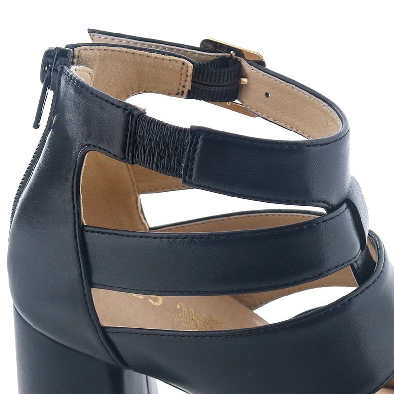 足首ベルトは両サイドにゴムをあしらい、足が動かしやすくなっています