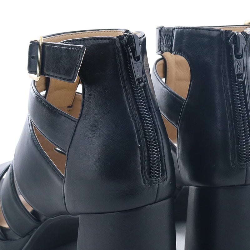 バックファスナー付きなので着脱も簡単