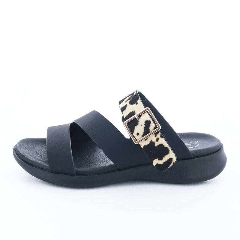 アニマル柄のベルトが目を惹くモードなサンダル