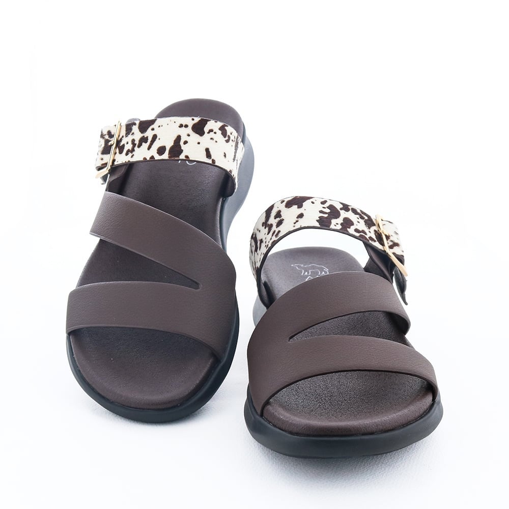 アッパーのアシンメトリーデザインもデザインのポイントです