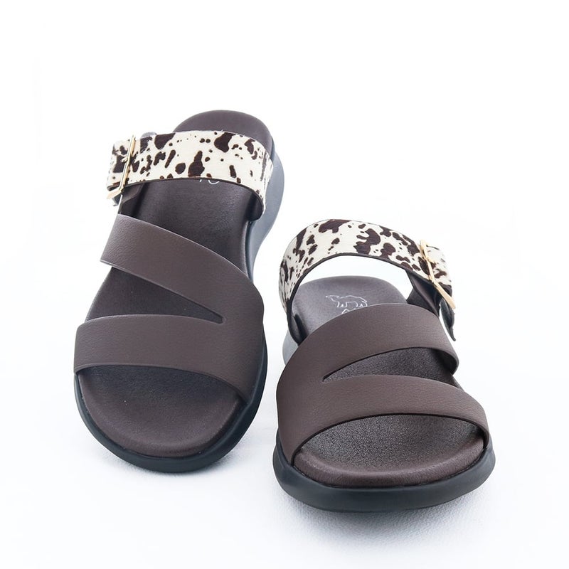 アッパーのアシンメトリーデザインもデザインのポイントです