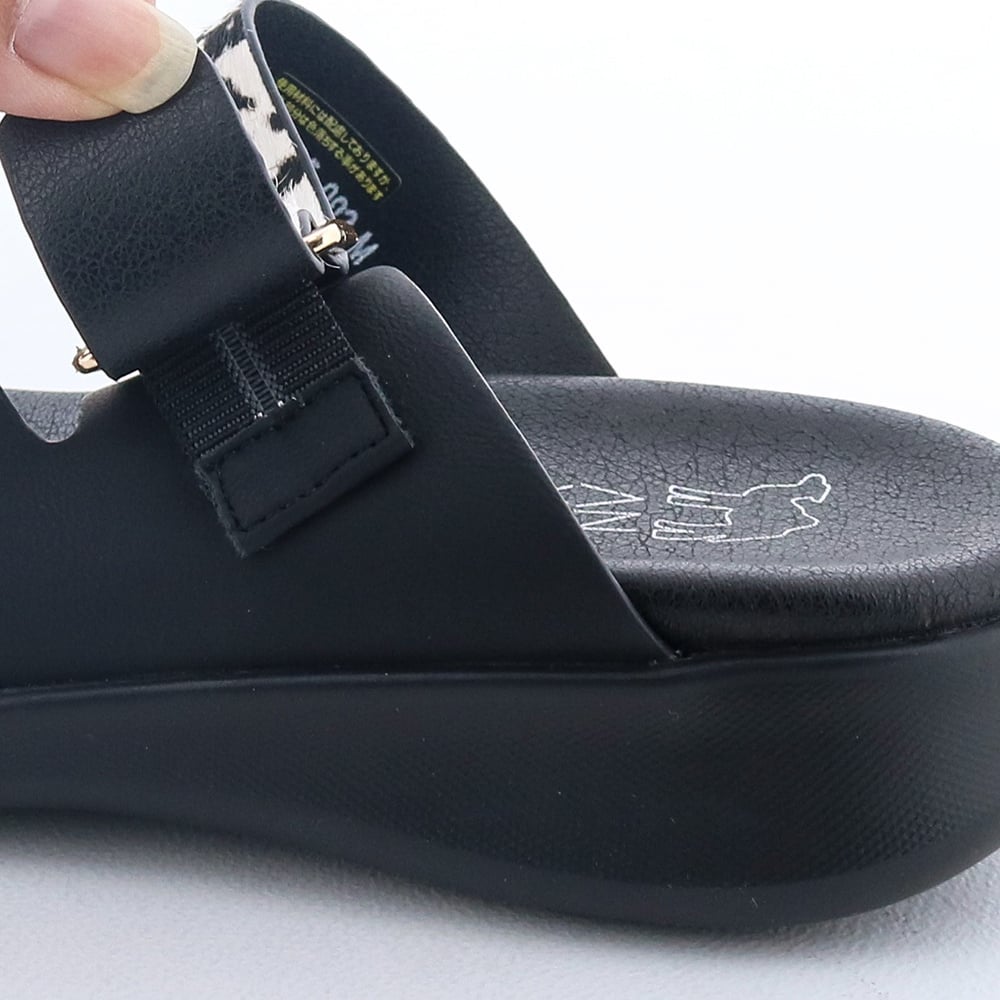 ベルトは裏ゴム仕様で足入れをサポートしてくれます