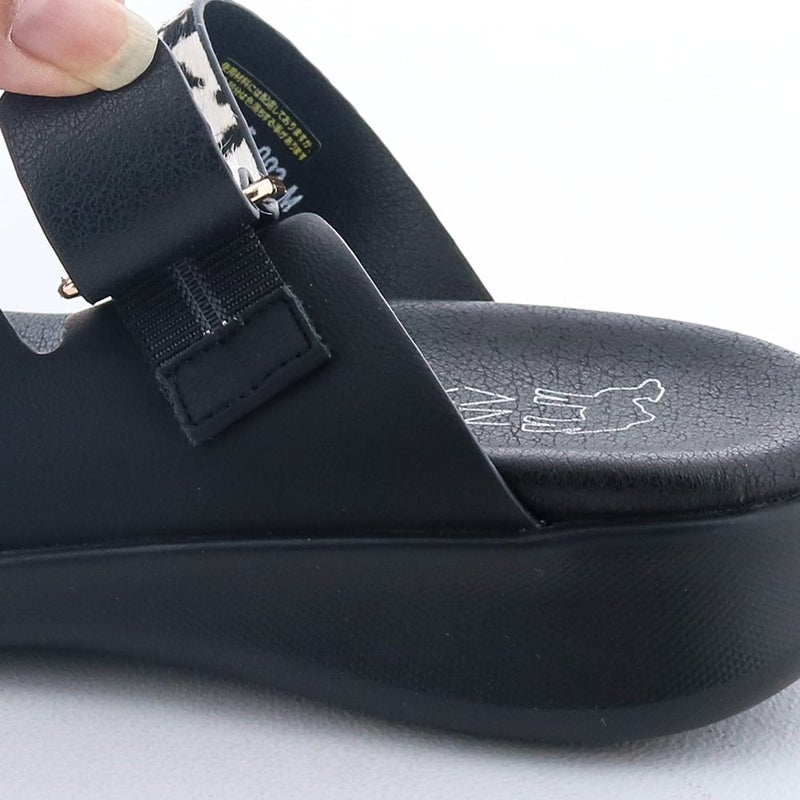 ベルトは裏ゴム仕様で足入れをサポートしてくれます