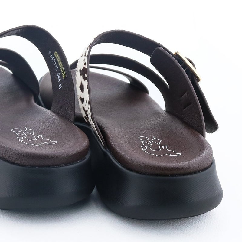 足裏に吸い付くフットベッド。足の横滑りを防ぎ安定感のある履き心地に