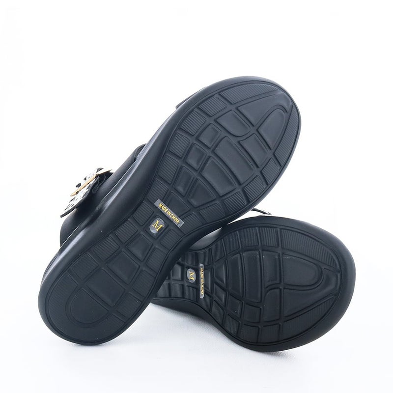 ソール全体に厚みがありヒール傾斜は1.5cmほど