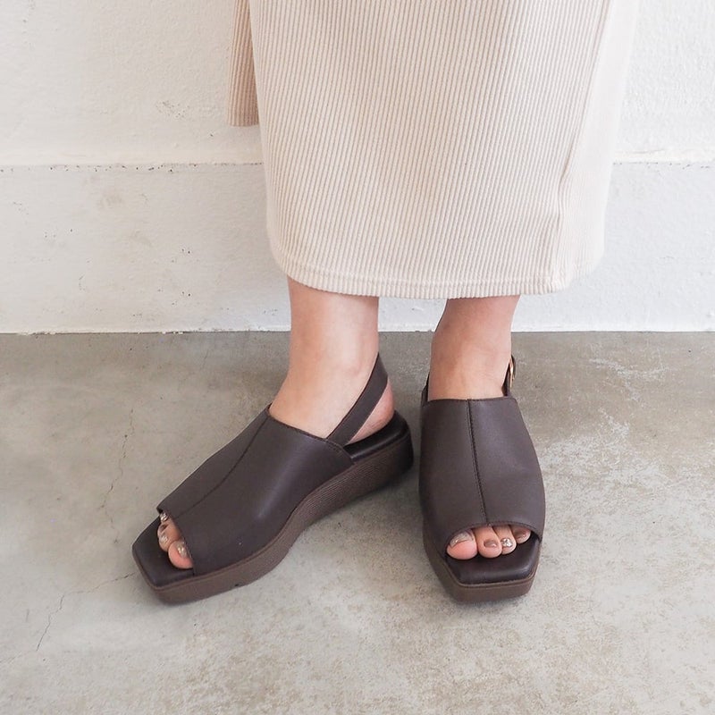 ダークブラウン