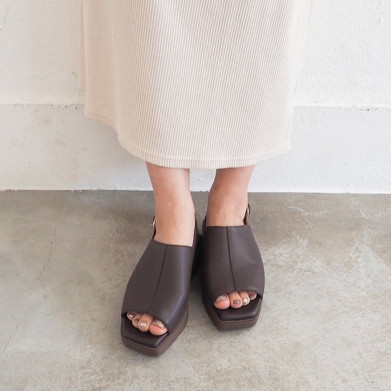 ダークブラウン