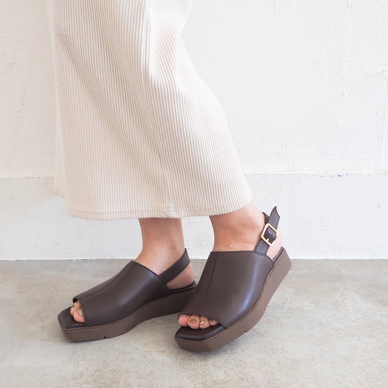 ダークブラウン