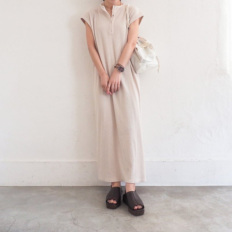 ダークブラウン