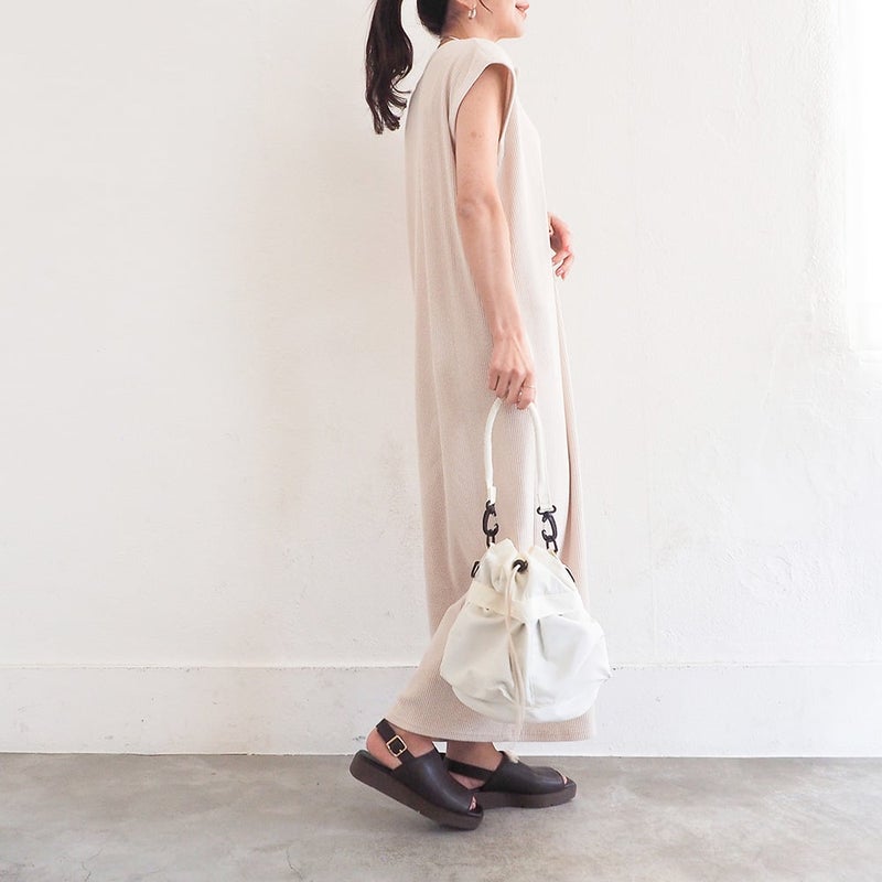 ダークブラウン