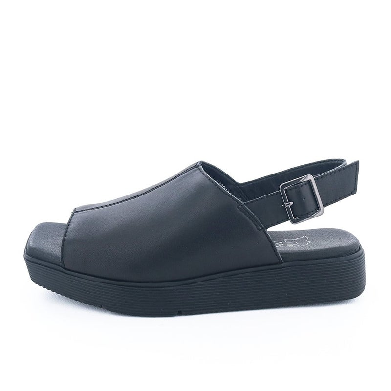 レザーのソフトな風合いを活かしたミニマルなサンダル