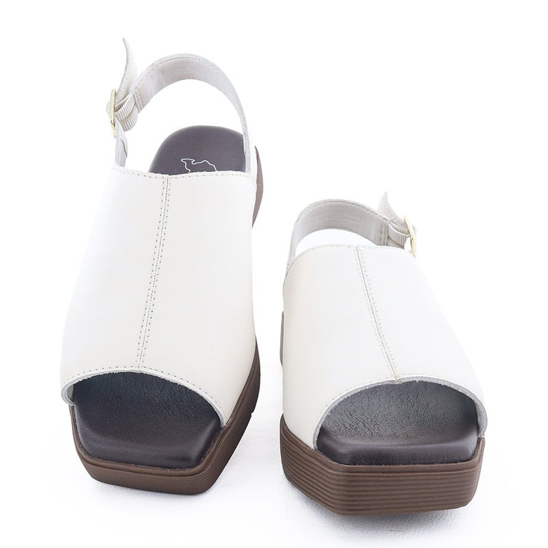 シンプルだからこそ、素材の良さとフォルムの美しさが際立つ一足です