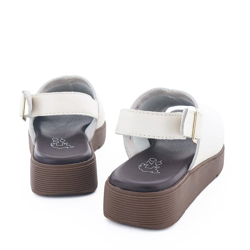 気負わず履けるのも魅力。ほどよく力の抜けた大人のためのサンダルです