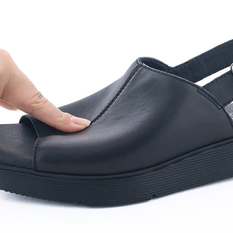 甲を深く覆うソフトレザーで足が優しく包まれます