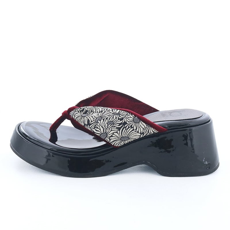 漆塗りのようなエナメルの光沢感が目を惹く下駄サンダル