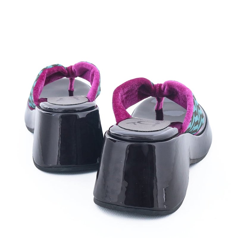 ヒール高6.5cmでスタイルアップ。見た目より歩きやすいのもポイント