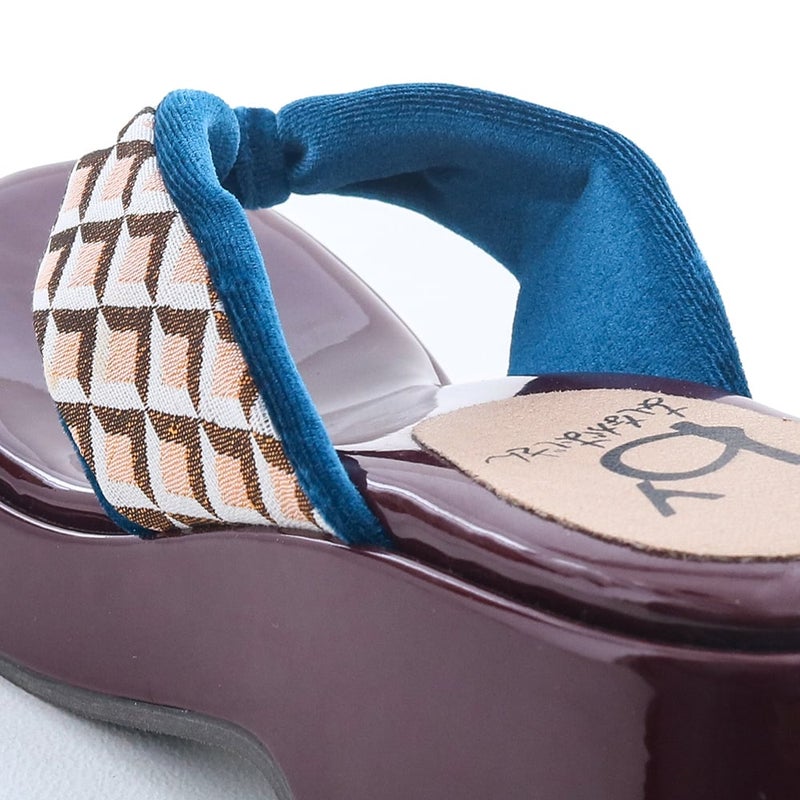 ふっくらとした鼻緒で足あたりソフト。指股も痛くなりにくい