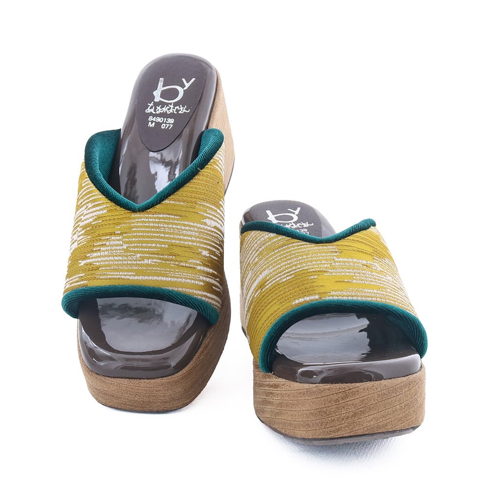 モダンな和柄と着物のような配色がポイント