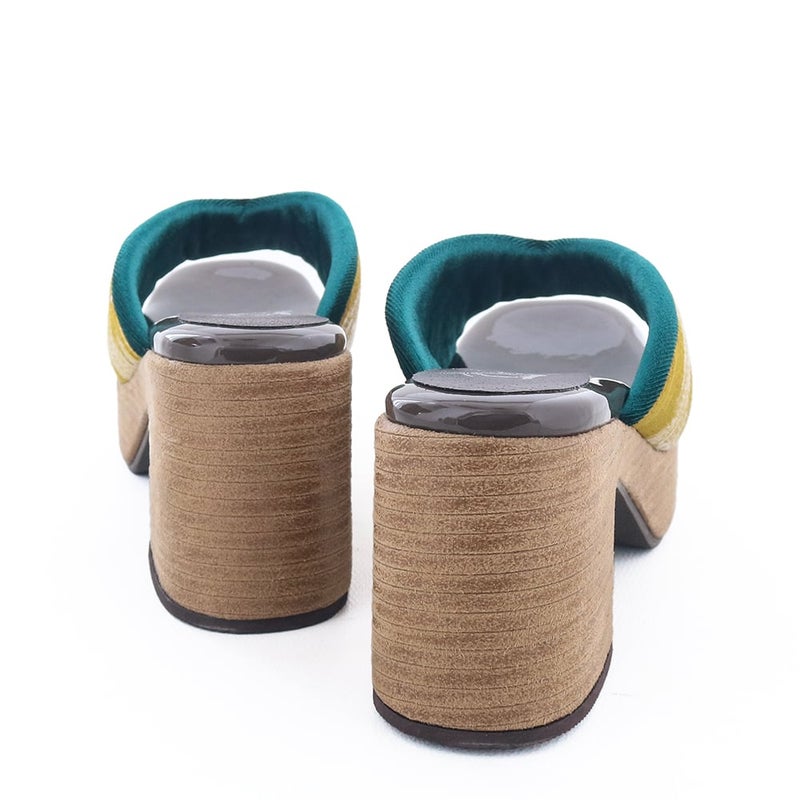 グッとスタイルアップできる8.0cmヒール。見た目よりも歩きやすいのも魅力