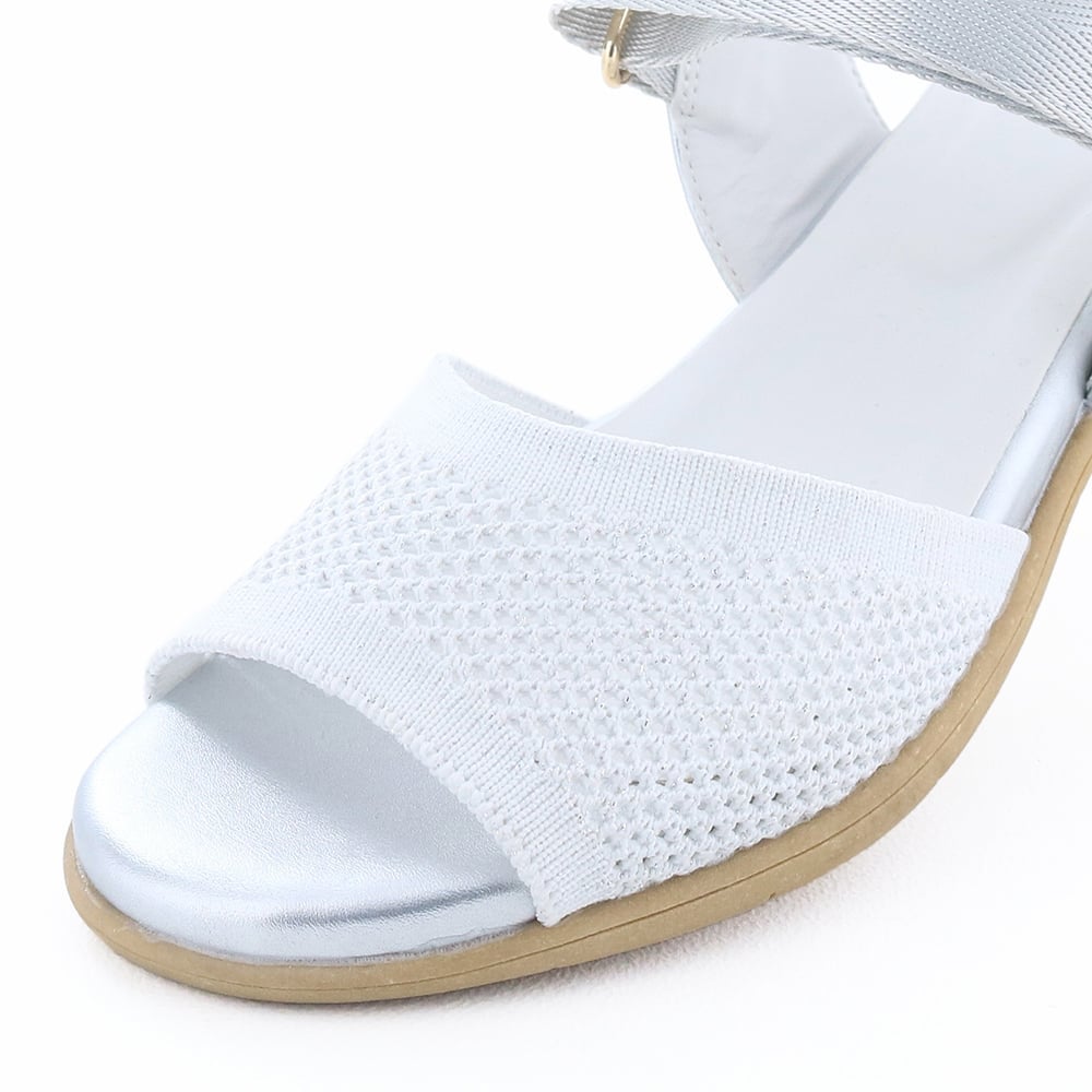 ラメ糸を織り込んだニットでほんのり華やかに