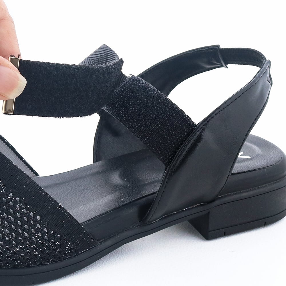 面ファスナー仕様のベルトでしっかり固定できます