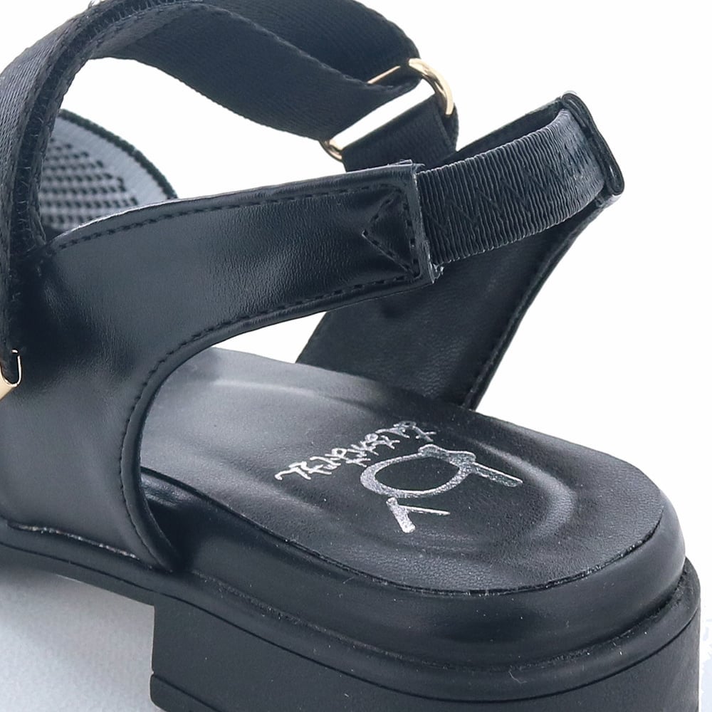 バックストラップはゴム仕様になっています