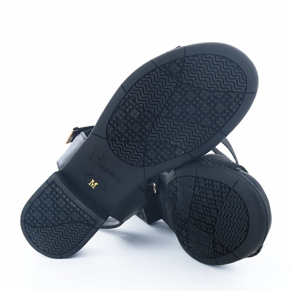 ブランドオリジナルのモールドソールを採用