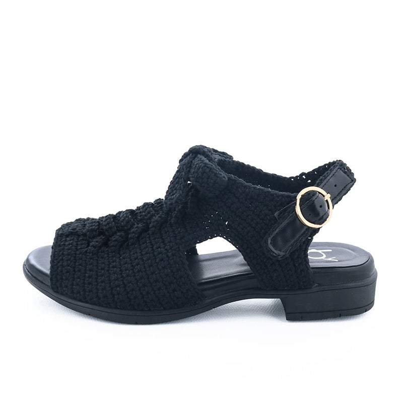 クラフト感あるキュートなクロシェニットサンダル