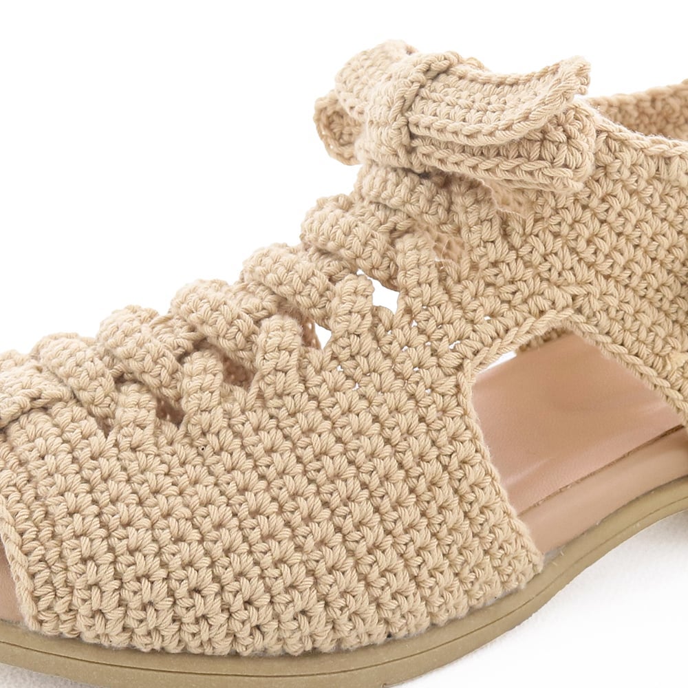 甲をすっぽり覆うカバードデザイン。甲全体が優しく包まれます