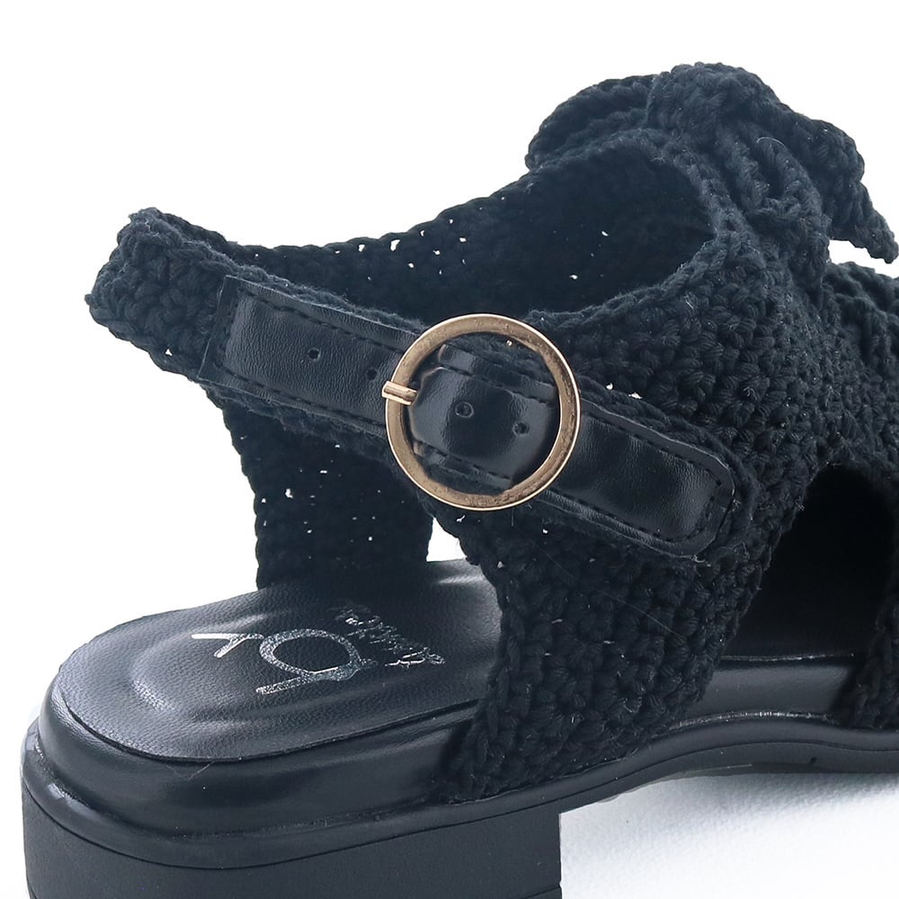 真ん丸のバックルがほどよいアクセントに