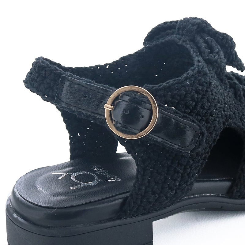 真ん丸のバックルがほどよいアクセントに