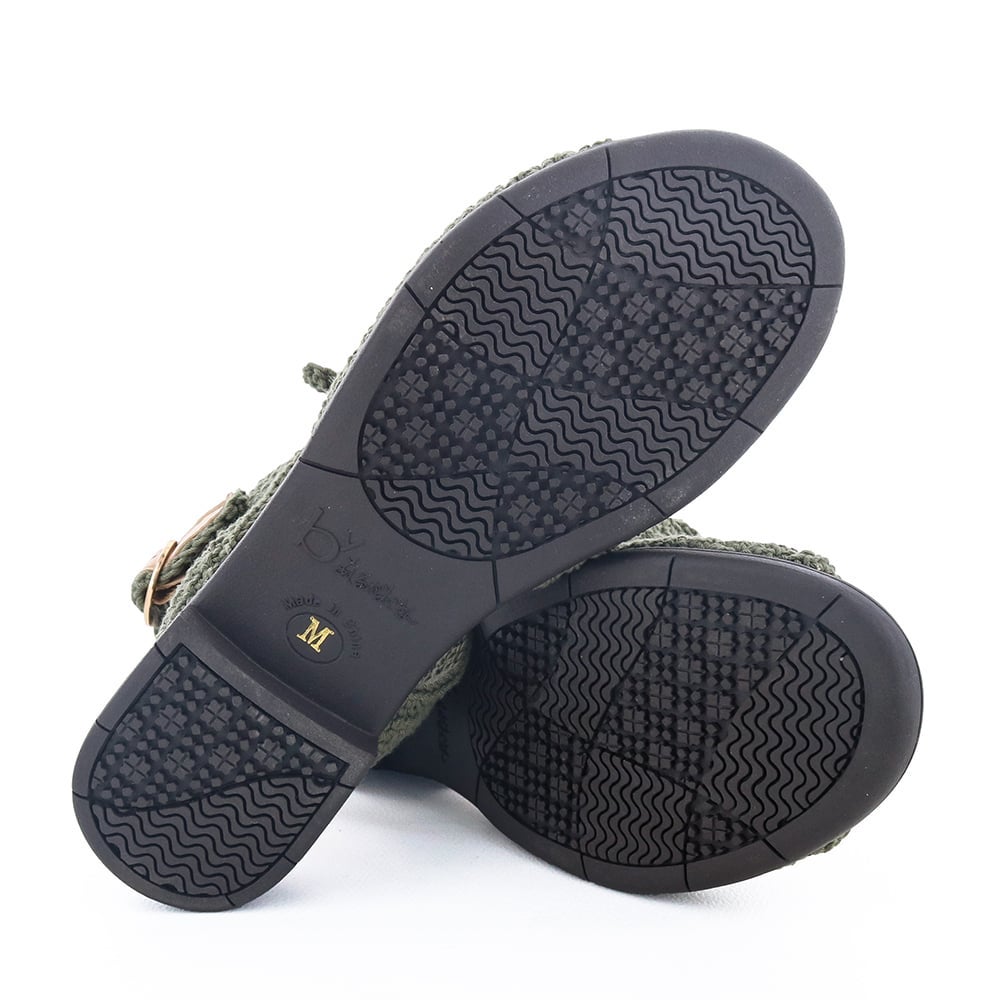 ブランドオリジナルのモールドソールを採用