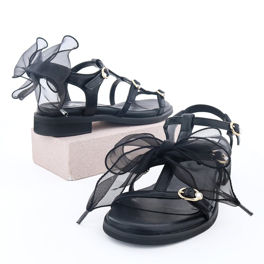 リボンの位置も変更できます。気分やシーンに合わせて履き方を自由に選べます