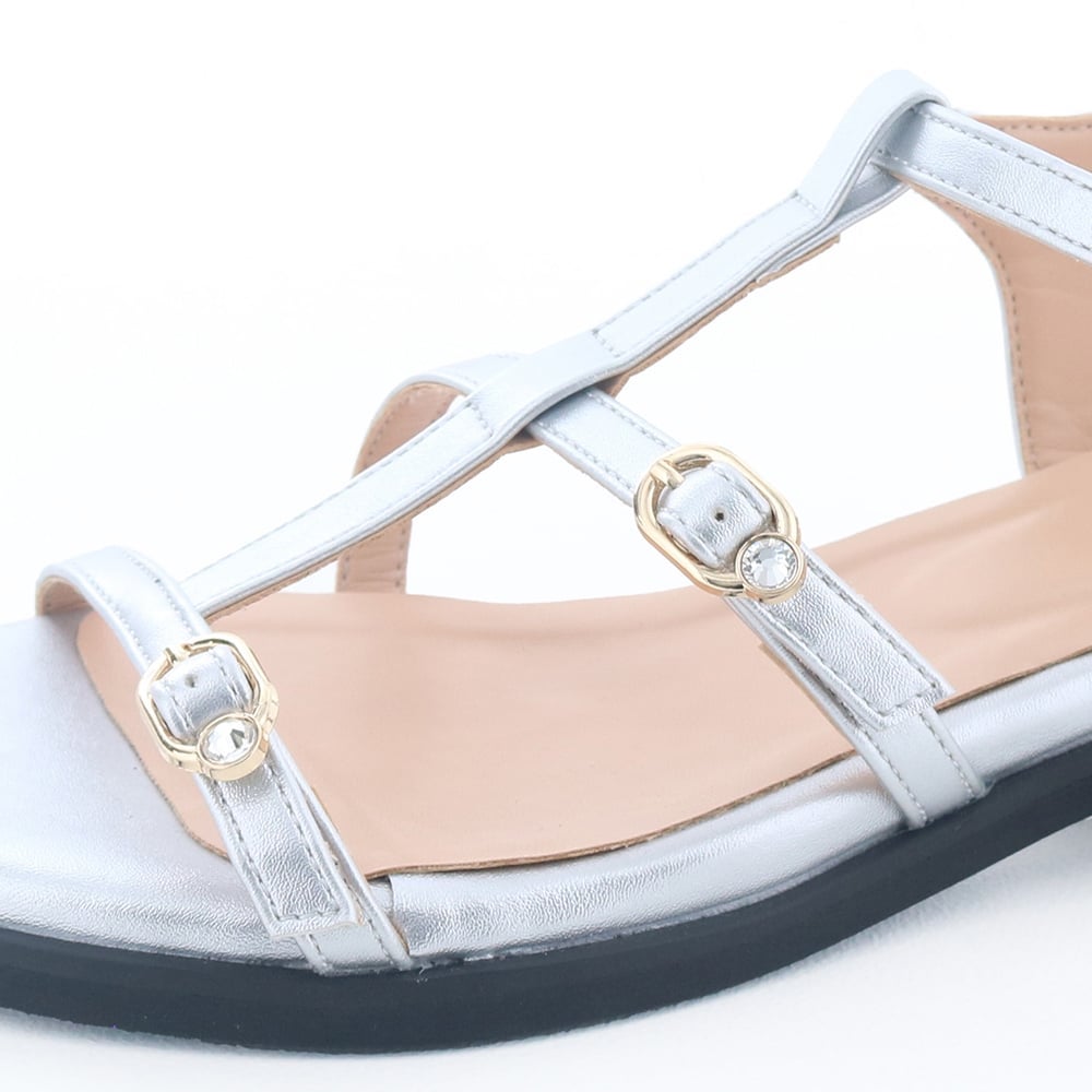 バックルには小さなビジューをオン。リボン外してもぬかりなく可愛い！