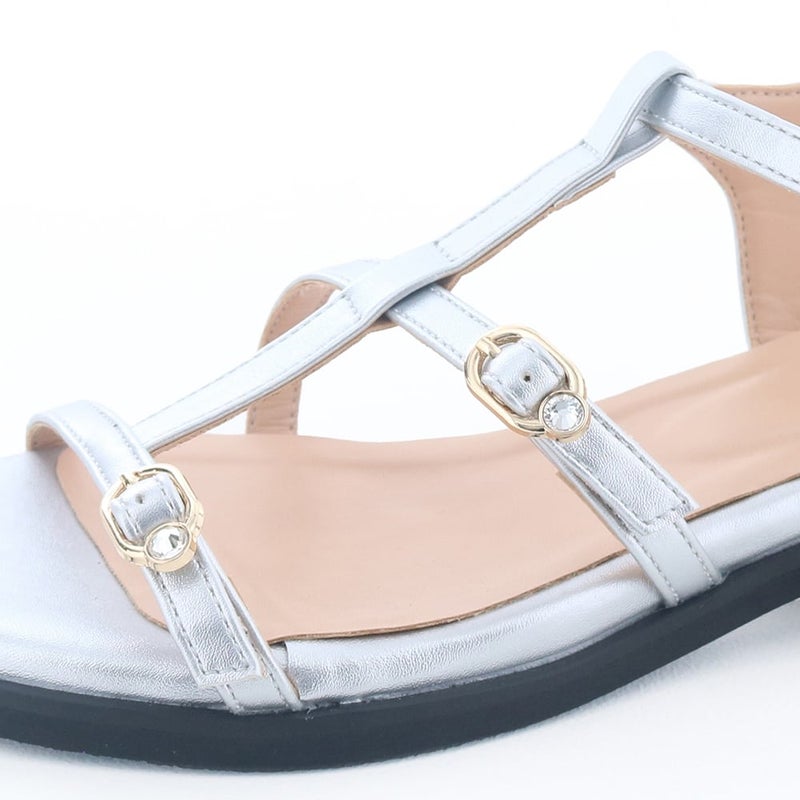 バックルには小さなビジューをオン。リボン外してもぬかりなく可愛い！