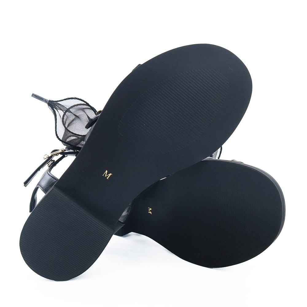 ソールの返りがよく、ぺたんこでも歩行しやすいのもポイントです