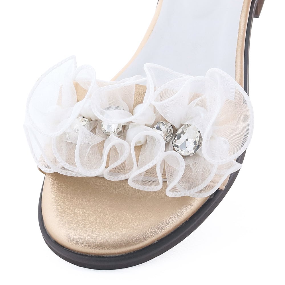 コーデの主役になる大きなコサージュ飾りが目を惹きます