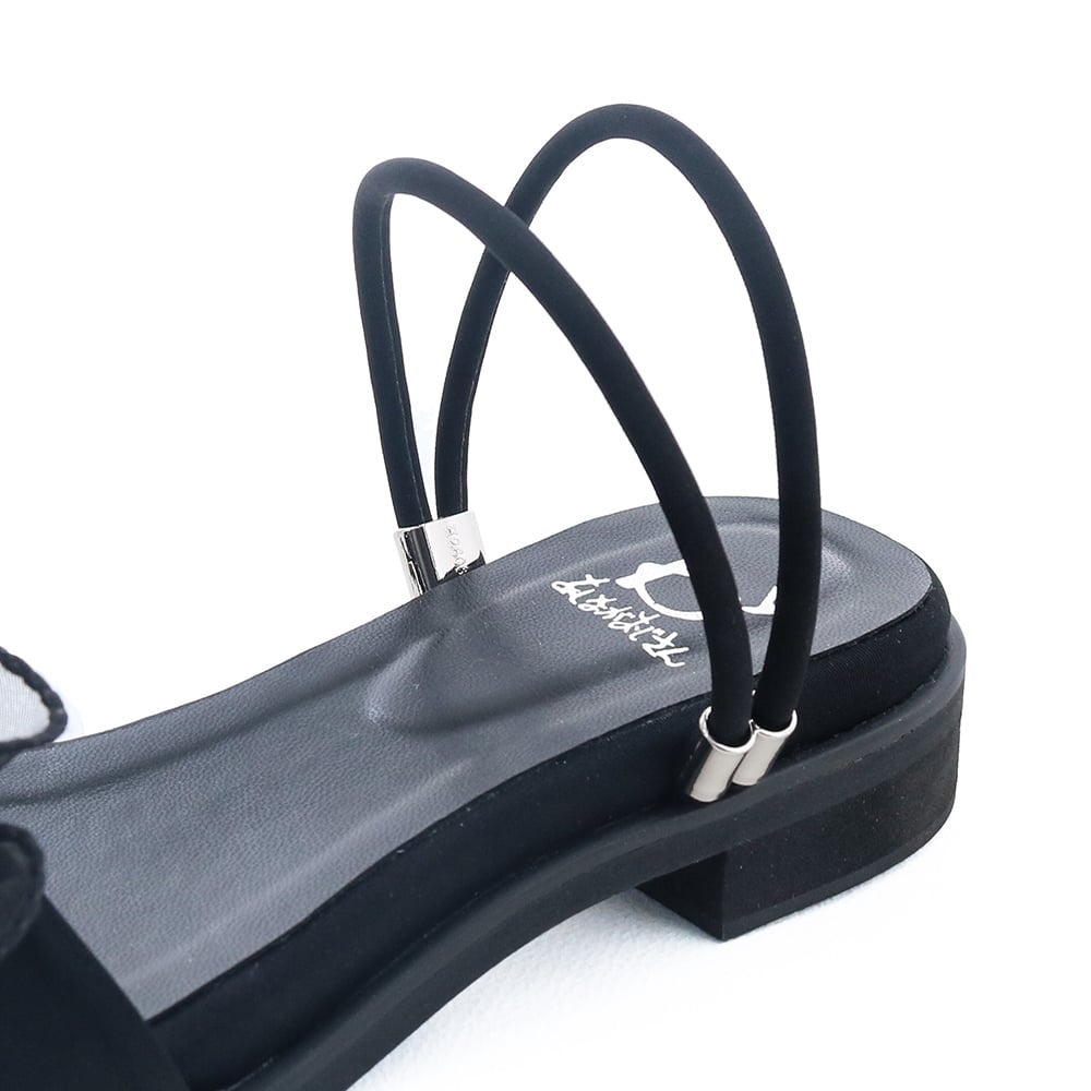 可動式のストラップで3通りの履き方が楽しめます