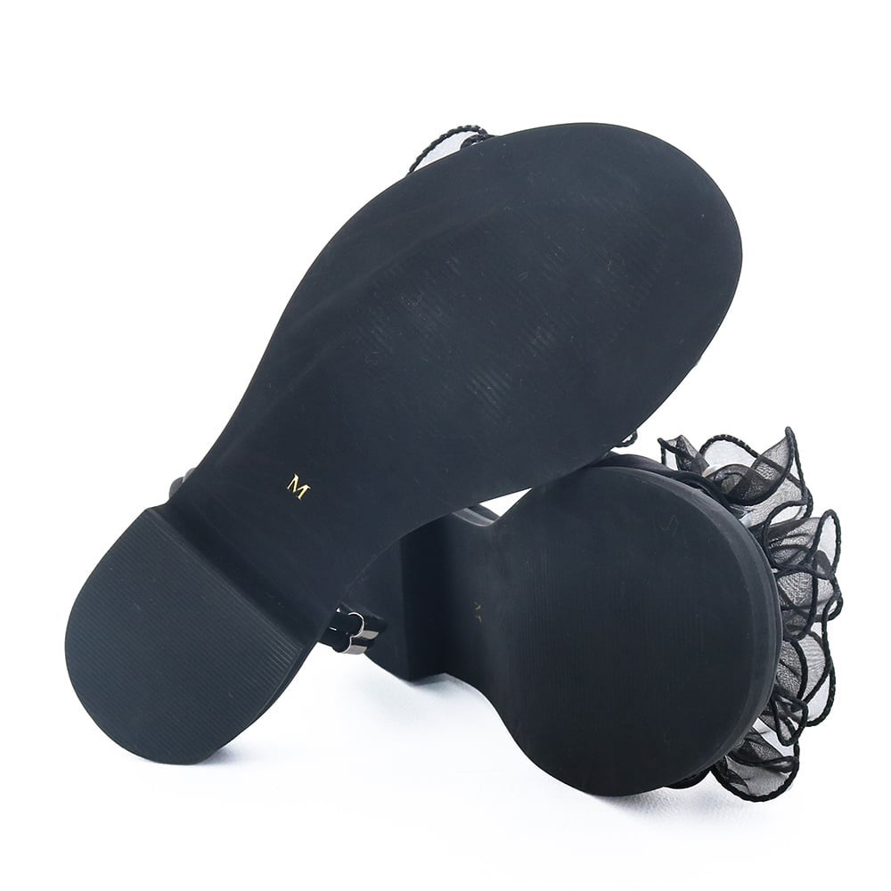 ソールの返りがよく、ぺたんこでも歩行しやすいのもポイントです