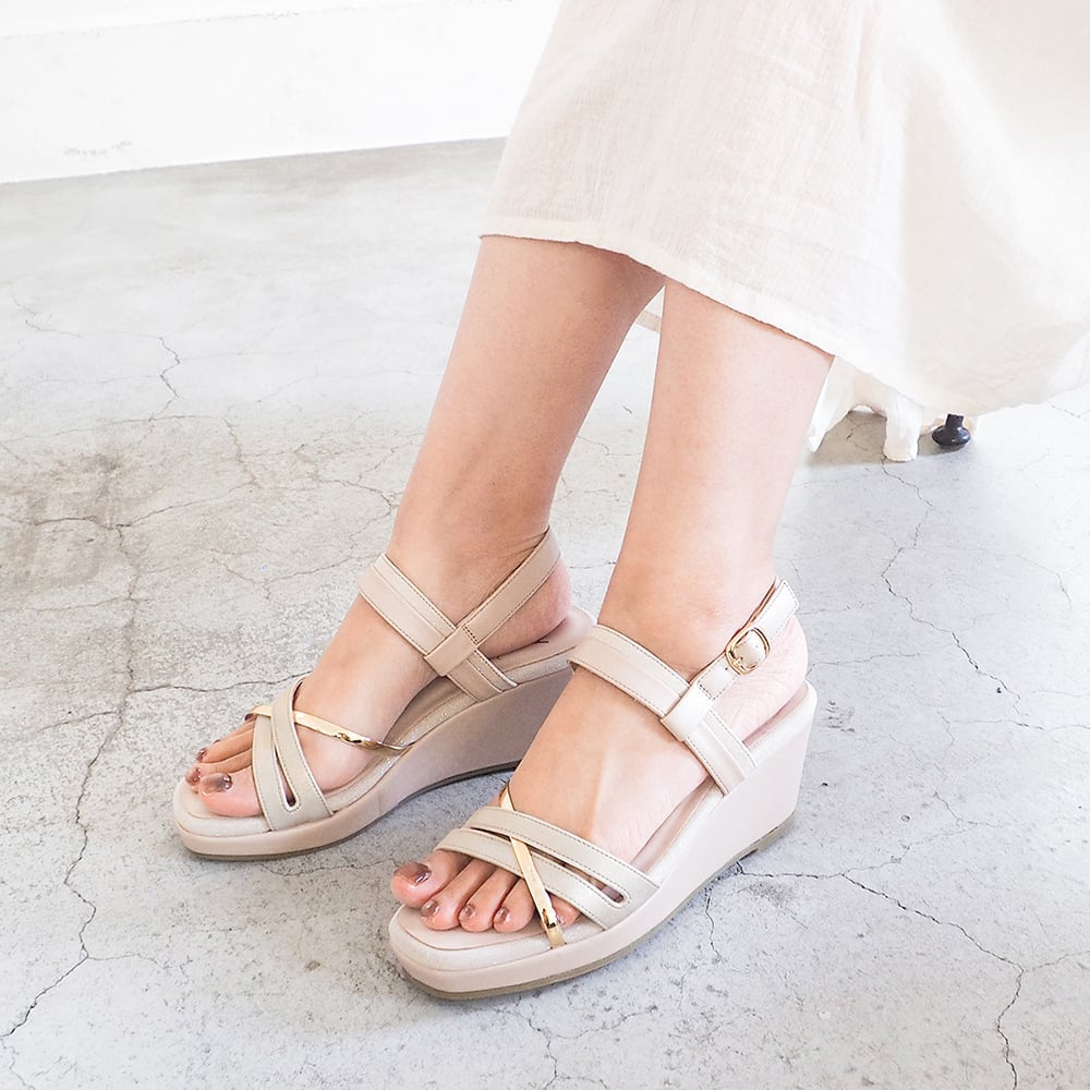 ピンクベージュ