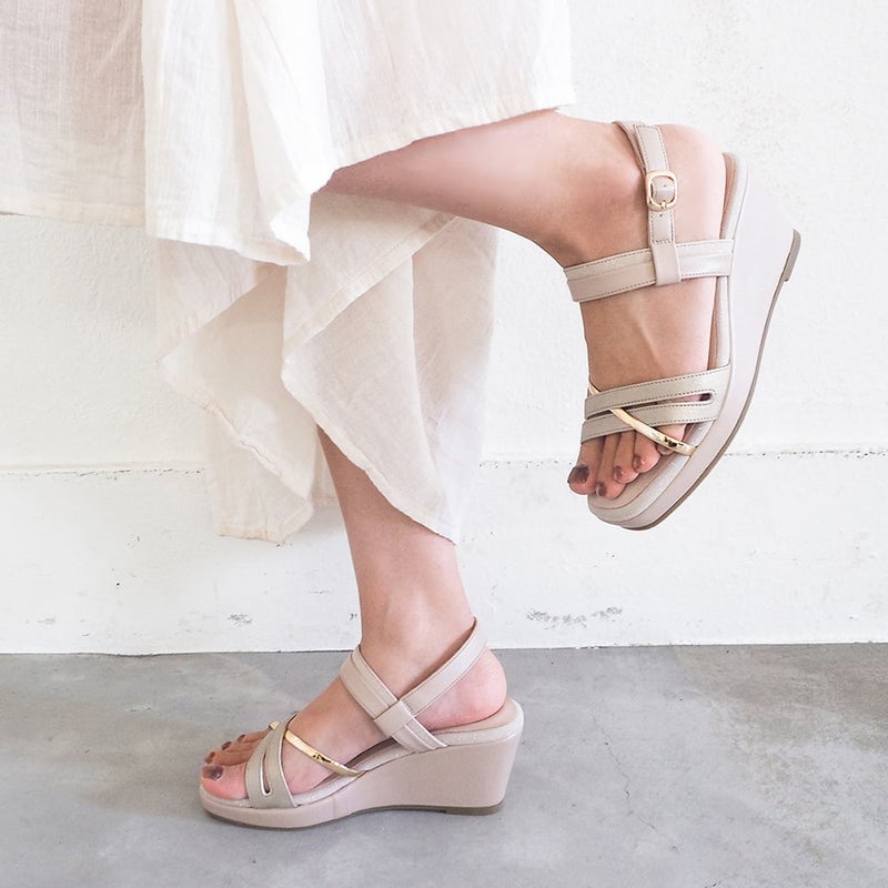 ピンクベージュ