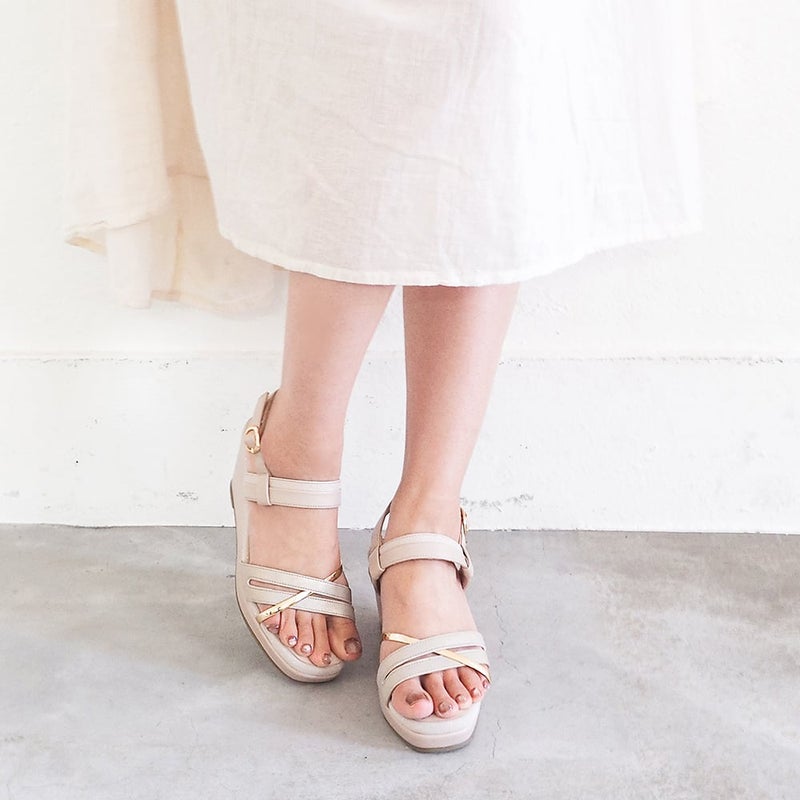 ピンクベージュ