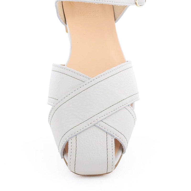 控えめに施したステッチワークがポイントに