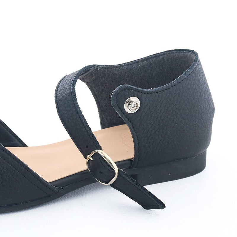 「ソフトなかかとは脱げやすい」という方も安心なストラップデザイン