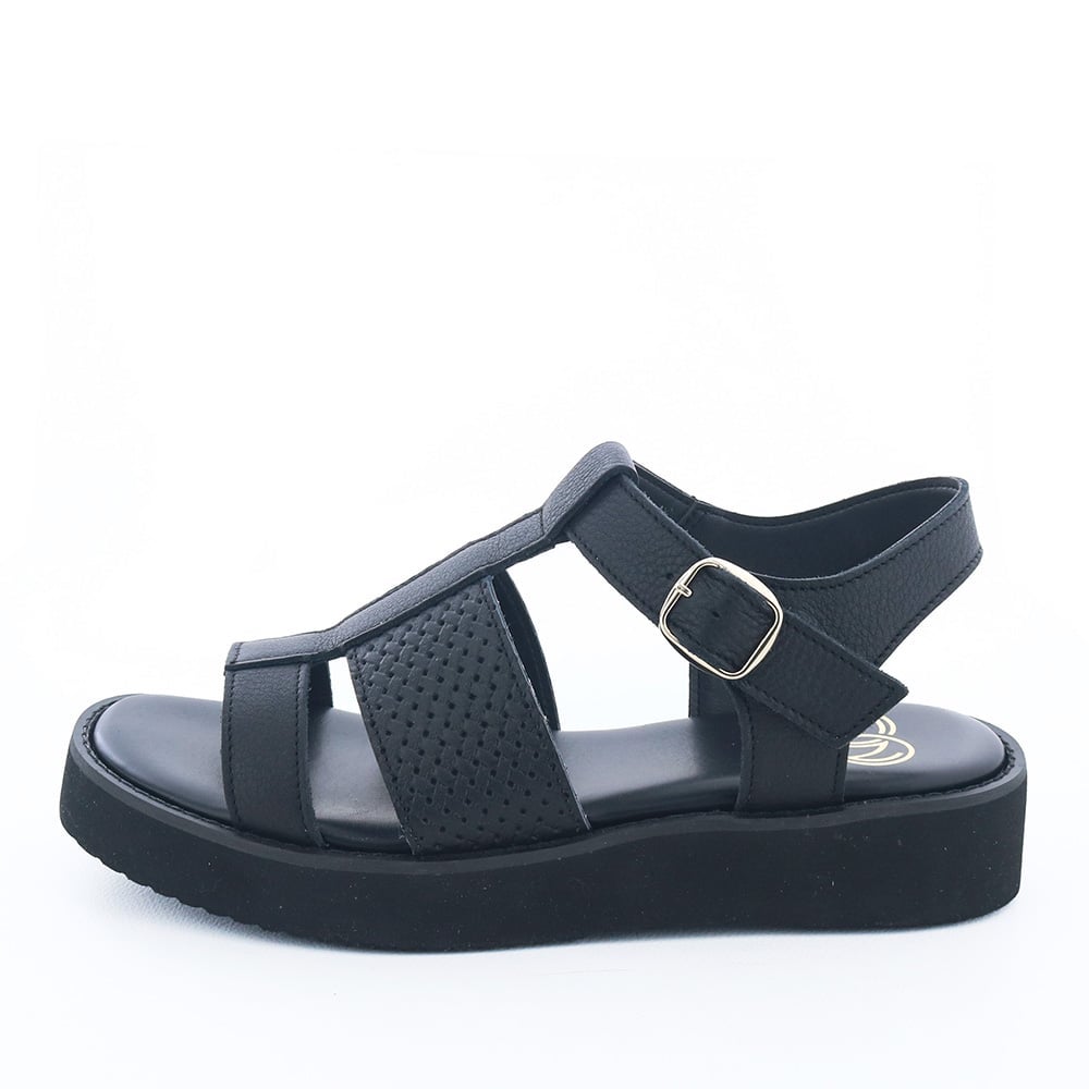 メッシュの型押しが軽やかな印象の厚底メッシュグルカサンダル