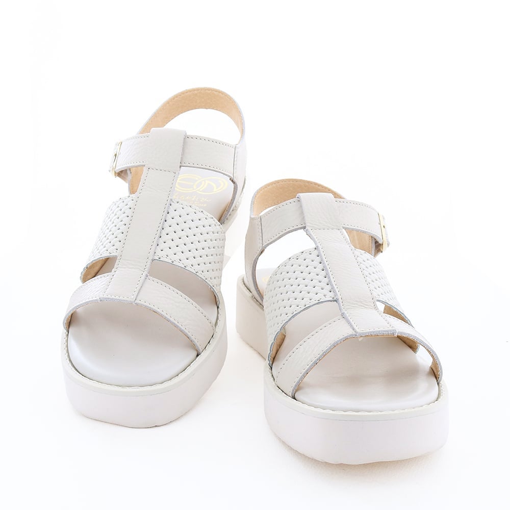 くせのないシンプルなデザインで幅広くコーディネートできます