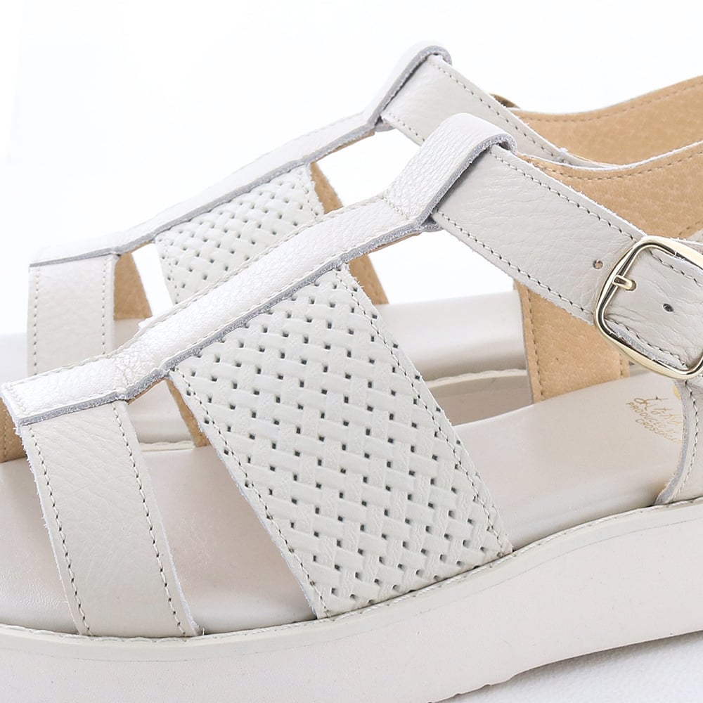 涼し気なメッシュ風の型押しレザーがアクセントに