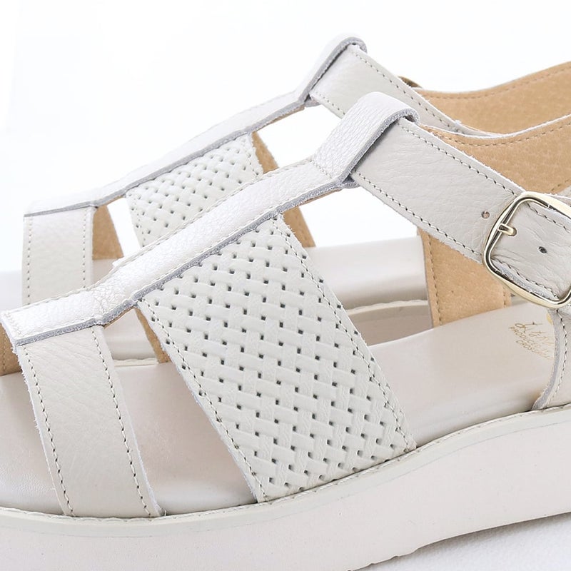 涼し気なメッシュ風の型押しレザーがアクセントに