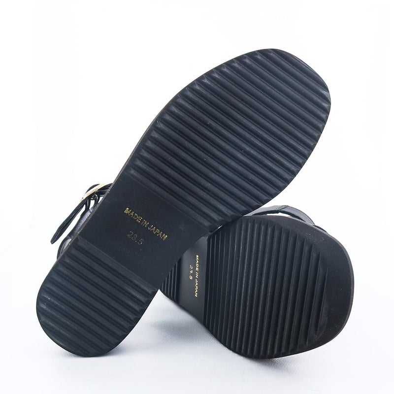 ソール全体に厚みがあり傾斜は1.5cmほど