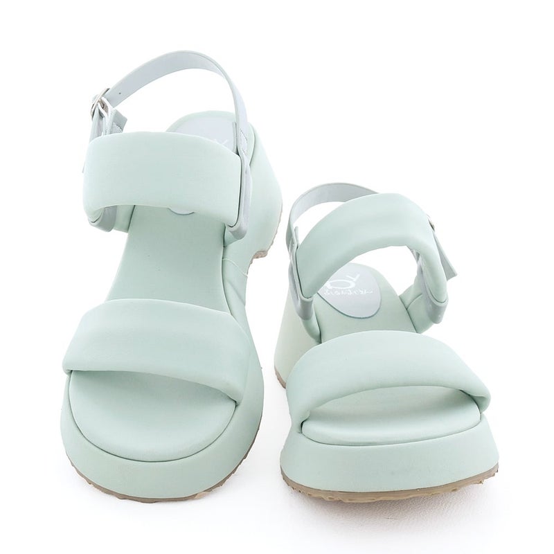 アッパーや中底巻きに接触冷感生地を使用した、快適なパデッドサンダルです